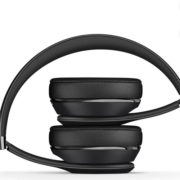 Beats Black Wireless Headphones with Case - Picture 3 of 6